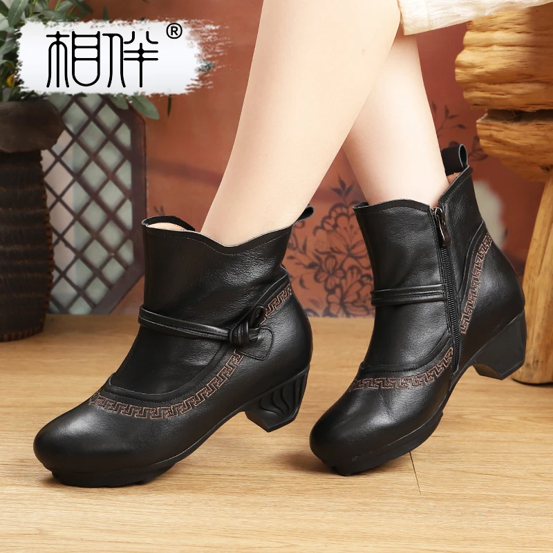 相伴手工真皮女士高跟刺绣民族风粗跟加绒款秋冬中老年短靴53312