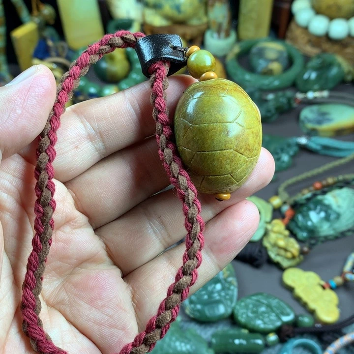 吊坠(赠链)未镶嵌岫岩河磨玉（透闪石质玉）