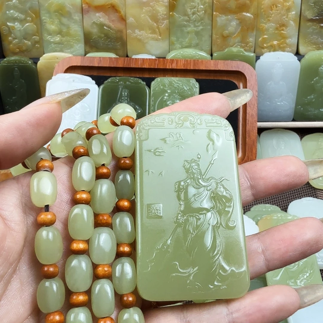 翠绿色关公牌吊坠