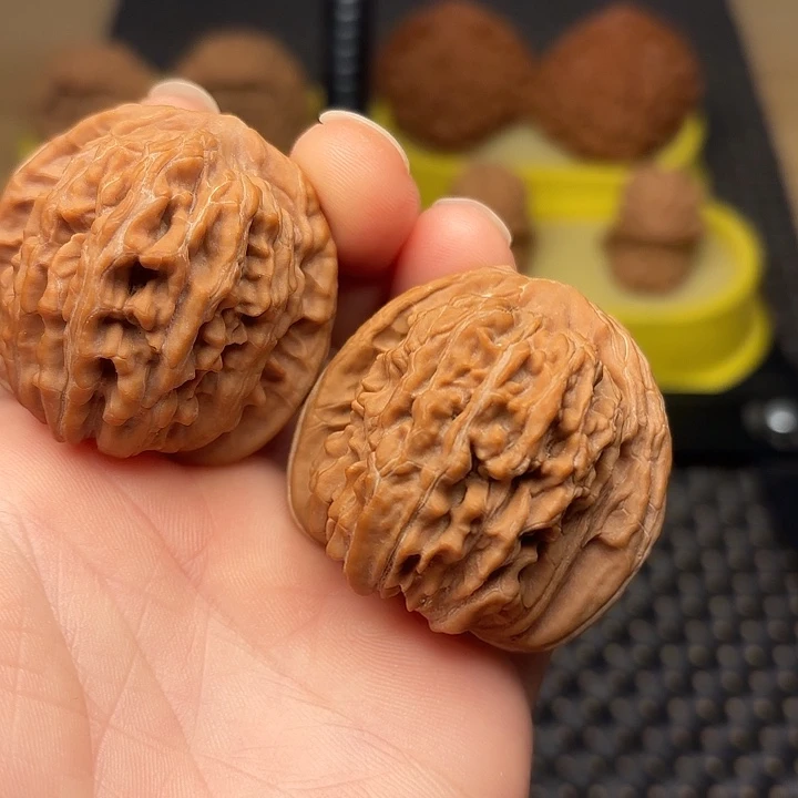 文玩核桃吊坠42山地红皮四座楼