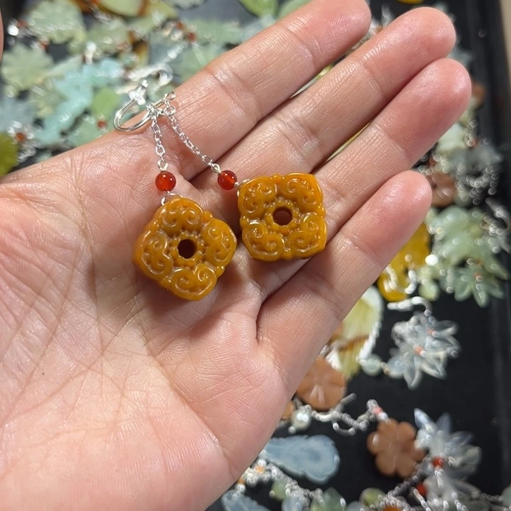 蛇纹石玉耳饰未镶嵌暴***兔