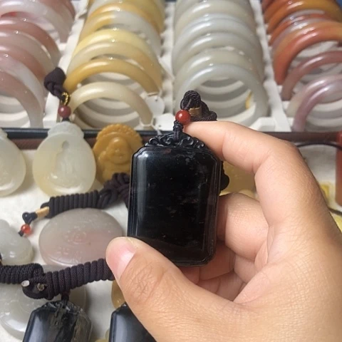 石英质玉未镶嵌颈饰