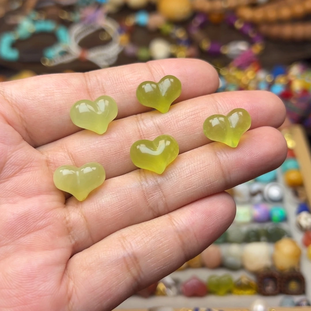 蛇纹石玉未镶嵌爱心屁桃发一个