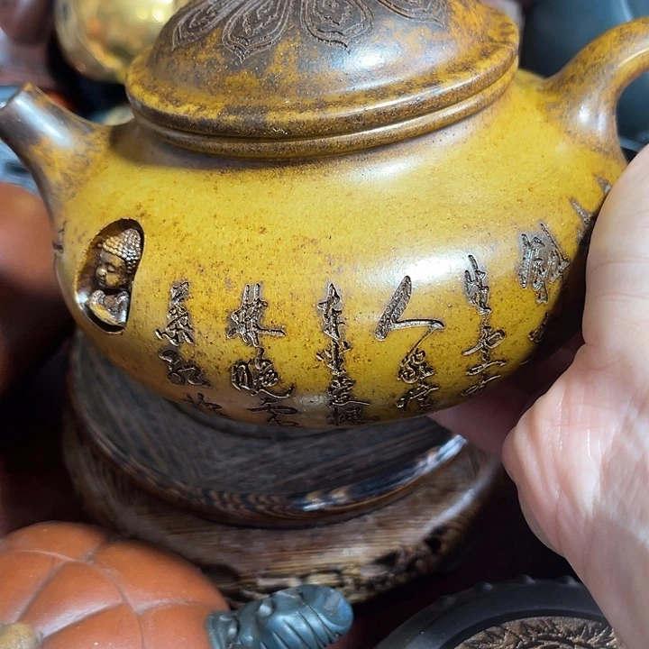 紫砂茶壶原矿泥料手工制作的一把紫砂壶。