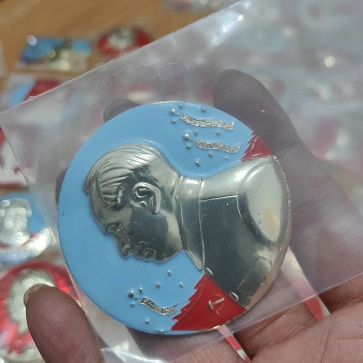 陶***藏其他普通金属圆形红色人物像章