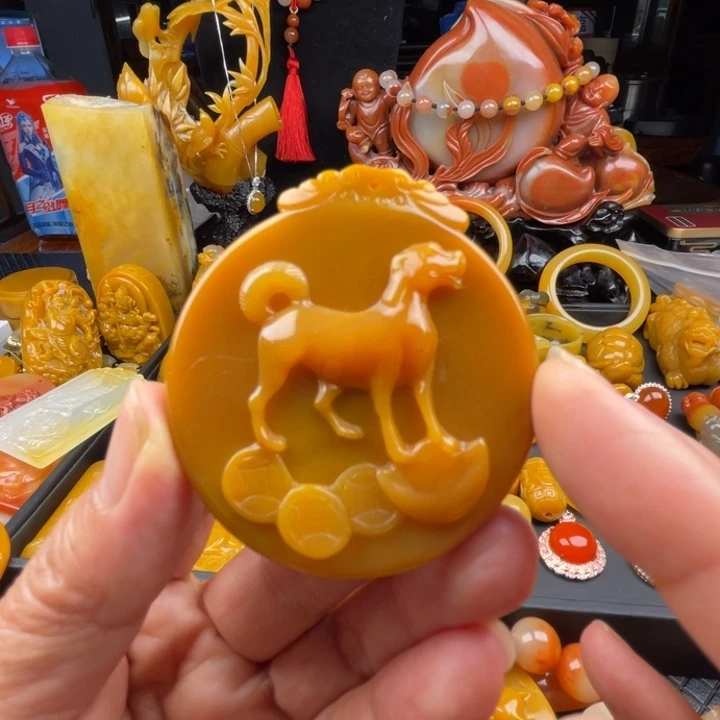 未镶嵌石英质玉(黄龙玉)颈饰
