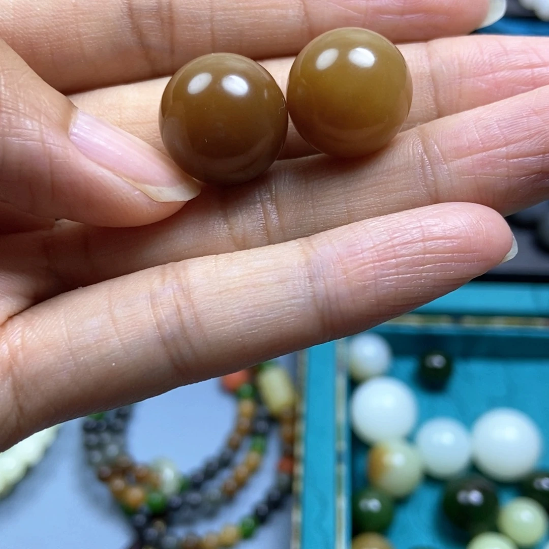 小***。和田玉未镶嵌颈饰