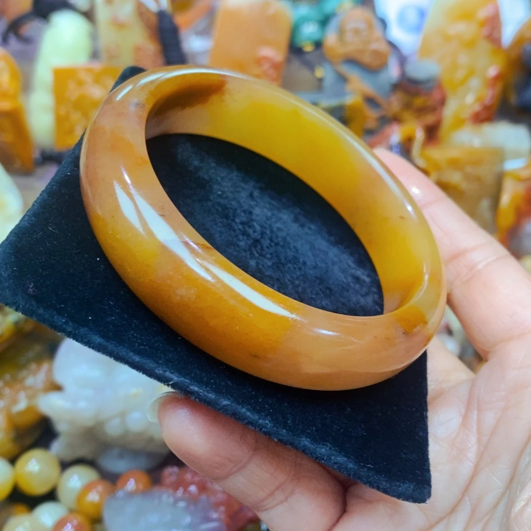 未镶嵌石英质玉（黄龙玉）颈饰