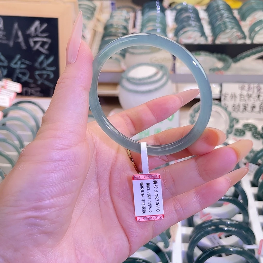 熙****翡翠未镶嵌手镯52-53圈