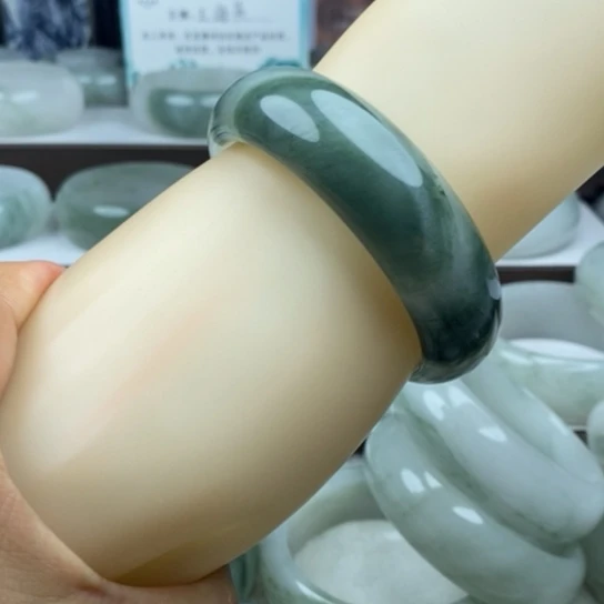 亲***妈未镶嵌手镯石英质玉（金丝玉）