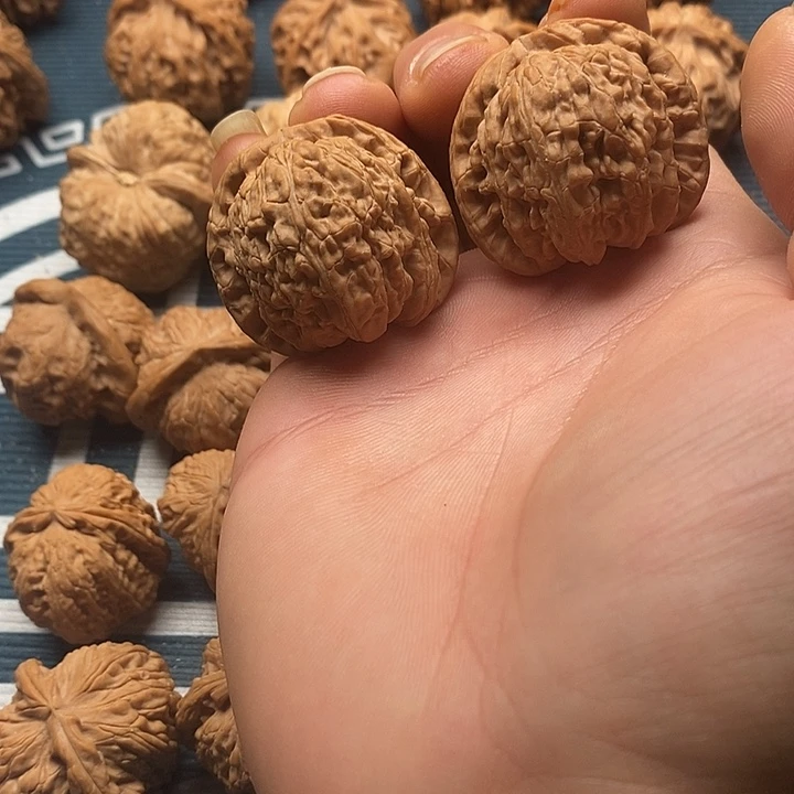 青***！文玩核桃吊坠白狮子
