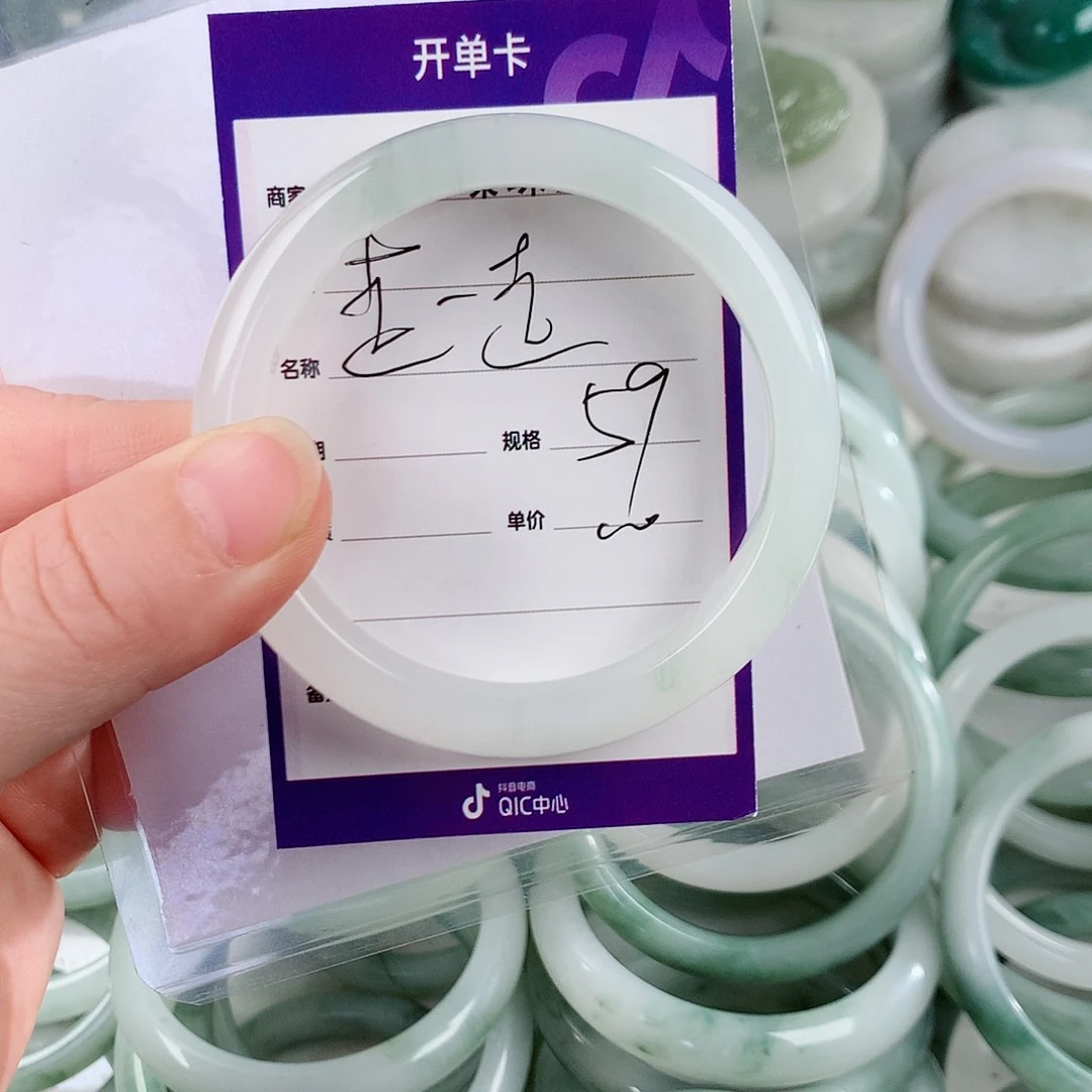 石英质玉手镯未镶嵌走****?