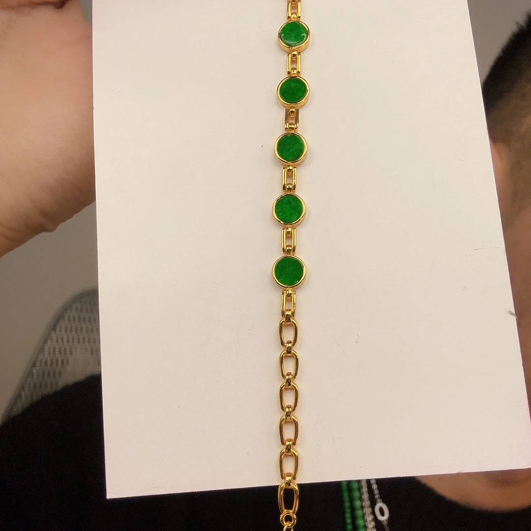 翡翠未镶嵌颈饰一件