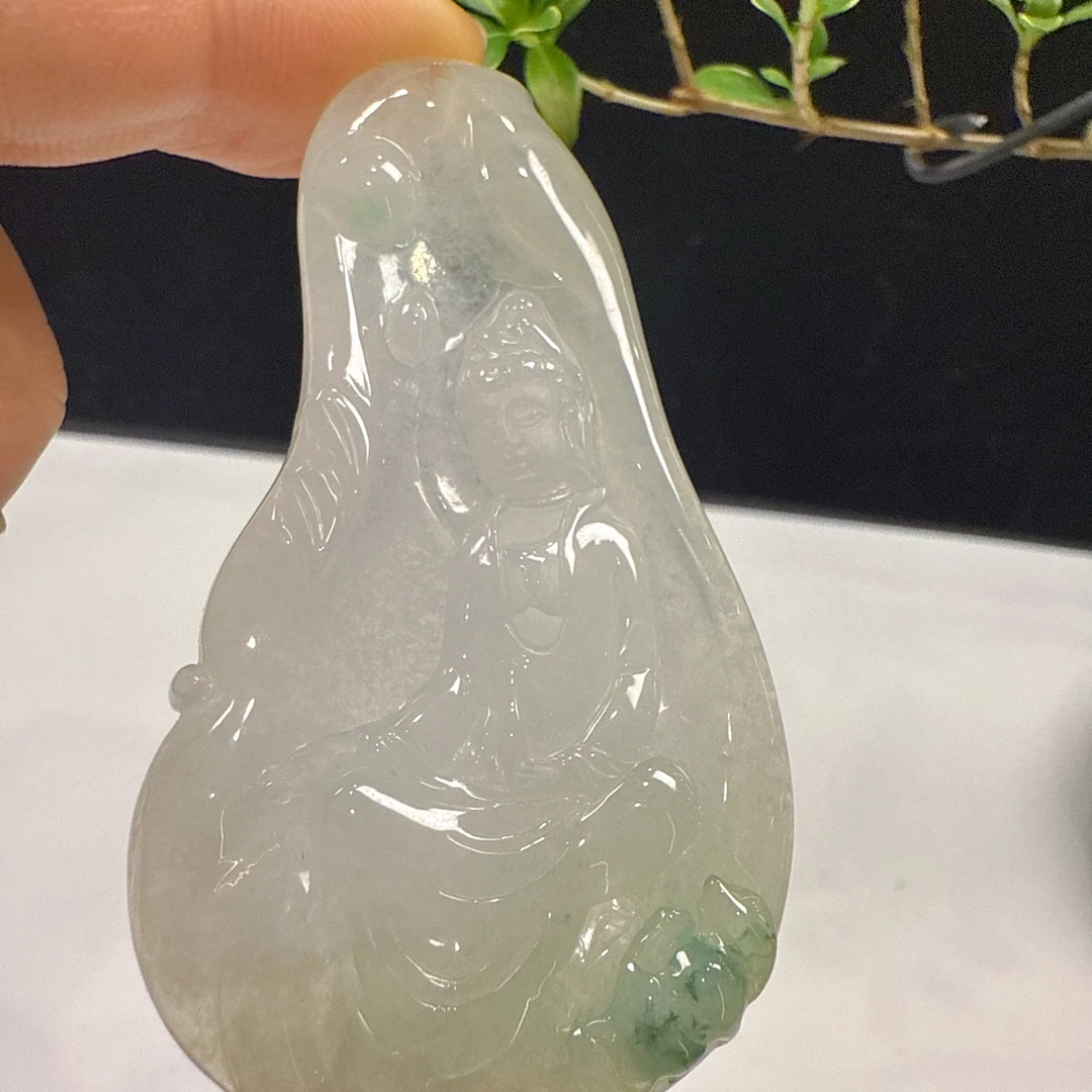 A货翡翠飘绿莲花观音冰透雕刻精美