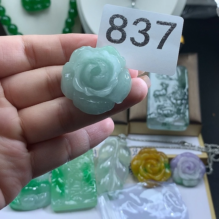 吊坠(赠链)未镶嵌翡翠
