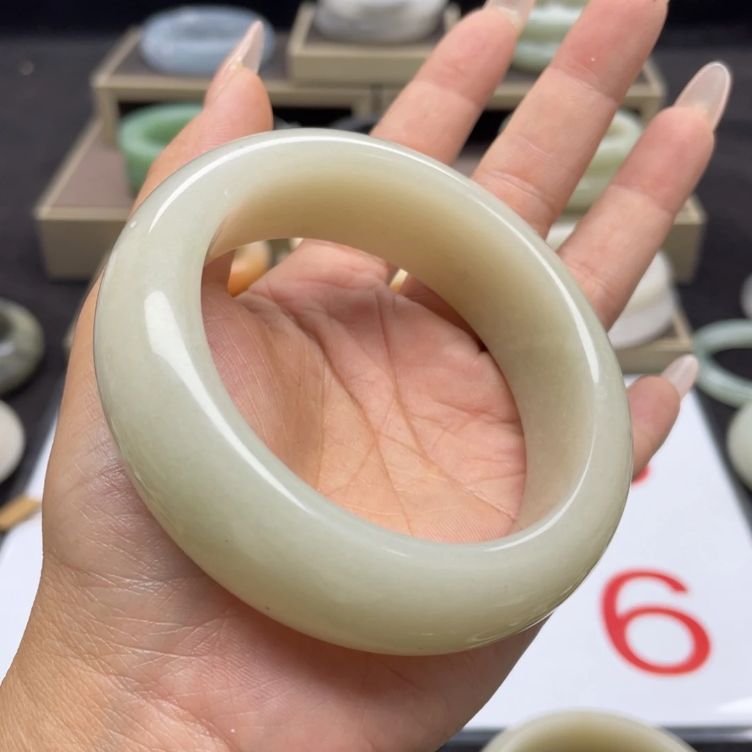 人***态未镶嵌手镯石英质玉
