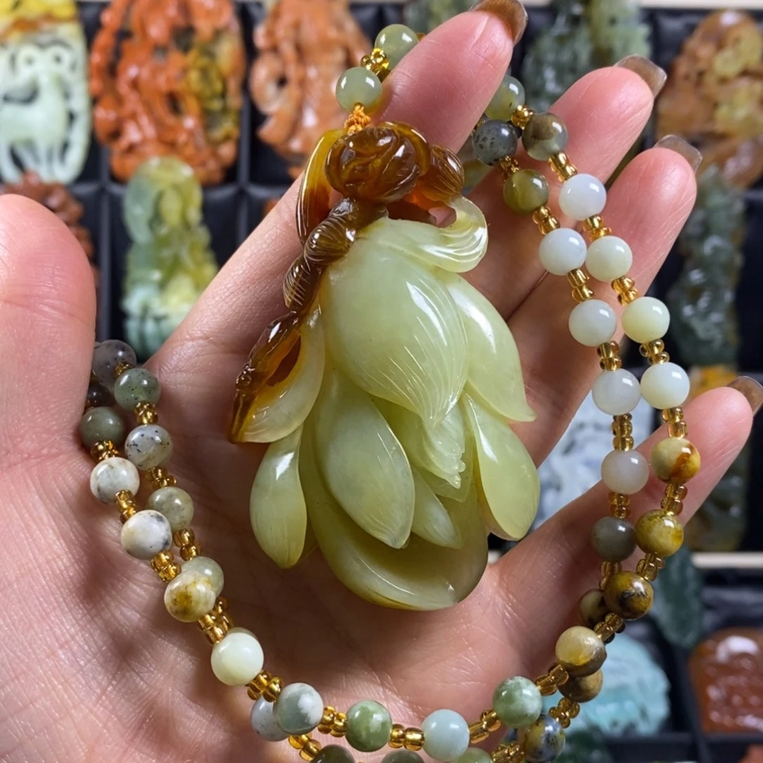 蛇纹石玉颈饰合金