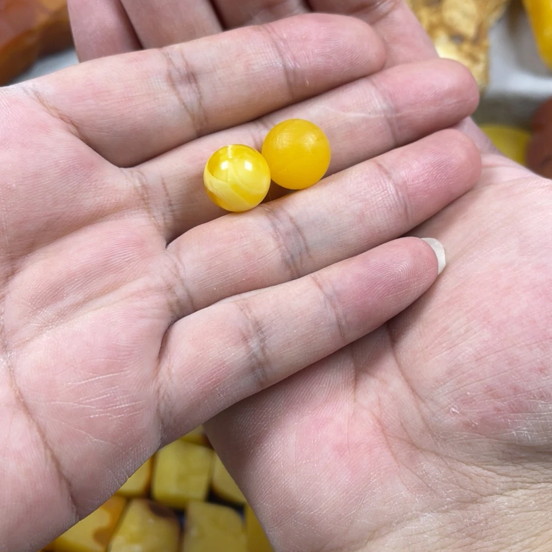 谷***东未镶嵌蜜蜡裸石珠子