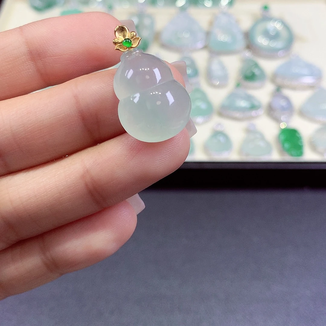 翡翠18K金镶嵌颈饰翡翠