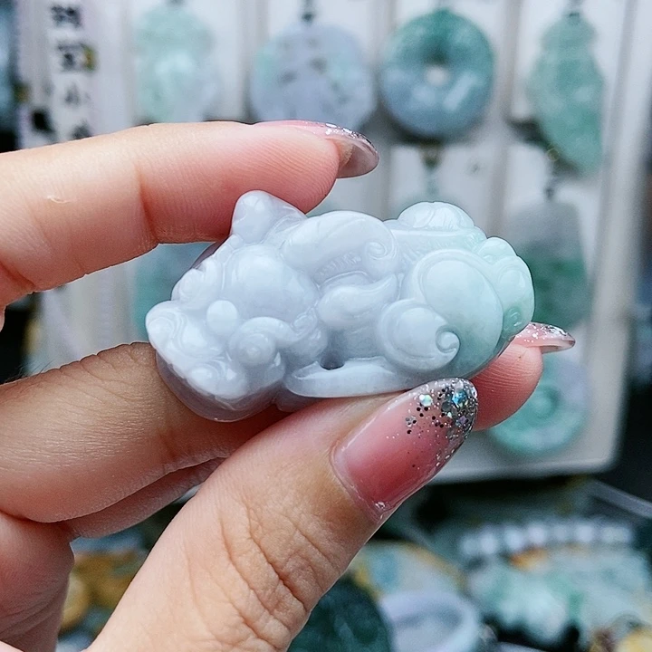 翡翠足铂镶嵌颈饰翡翠