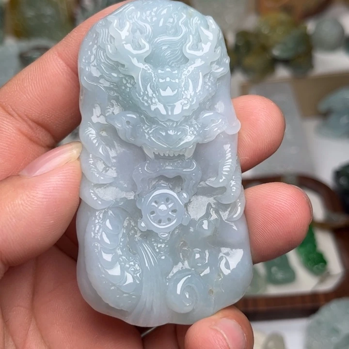 翡翠未镶嵌颈饰龙