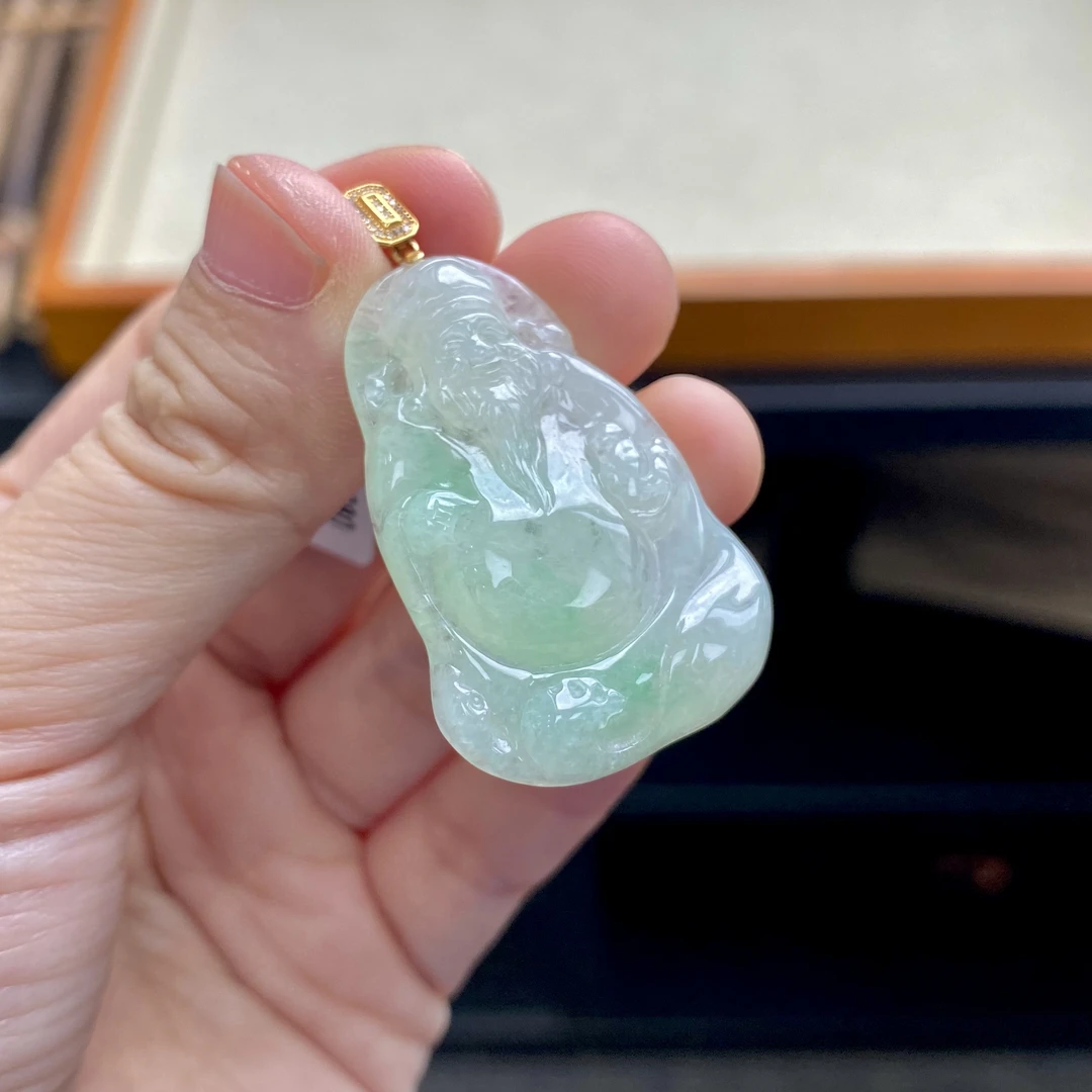 如意宝珠宝 18K金钻石镶嵌白底飘阳绿财神天然翡翠玉石吊坠AW174