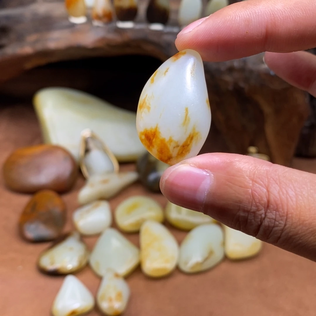 颈饰未镶嵌和田玉（糖玉）罗*