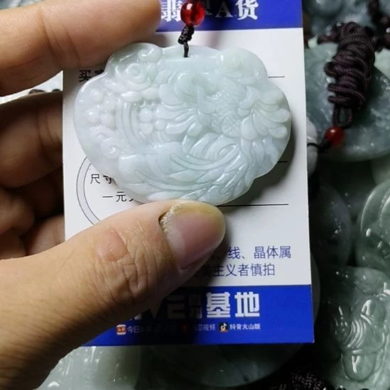 翡翠未镶嵌颈饰挂件