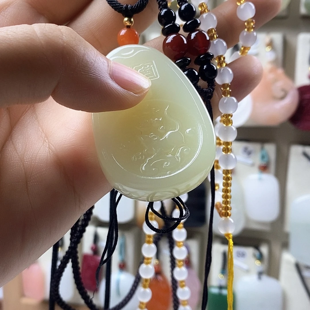 印***红颈饰未镶嵌石英质玉