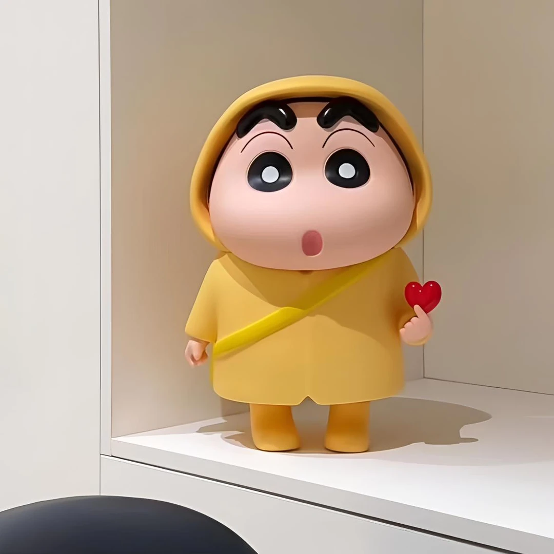 蜡笔小新比心雨衣手办大号爆款公仔汽车摆件家居男生桌面动漫饰品