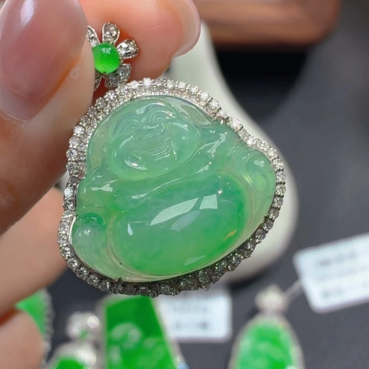 颈饰18K金镶嵌翡翠