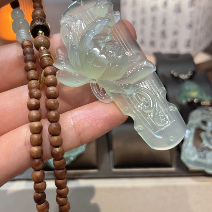 蛇纹石玉未镶嵌颈饰