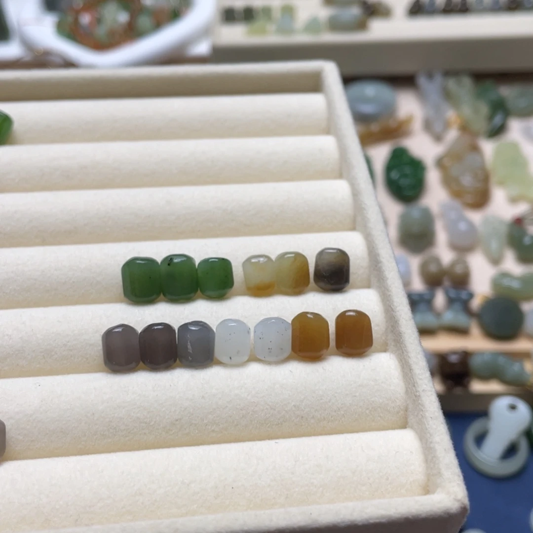 虞***）和田玉未镶嵌颈饰13颗