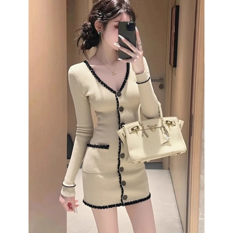 2025年秋冬千金感气质修身显瘦短裙秋装小香风V领单排扣连衣裙女