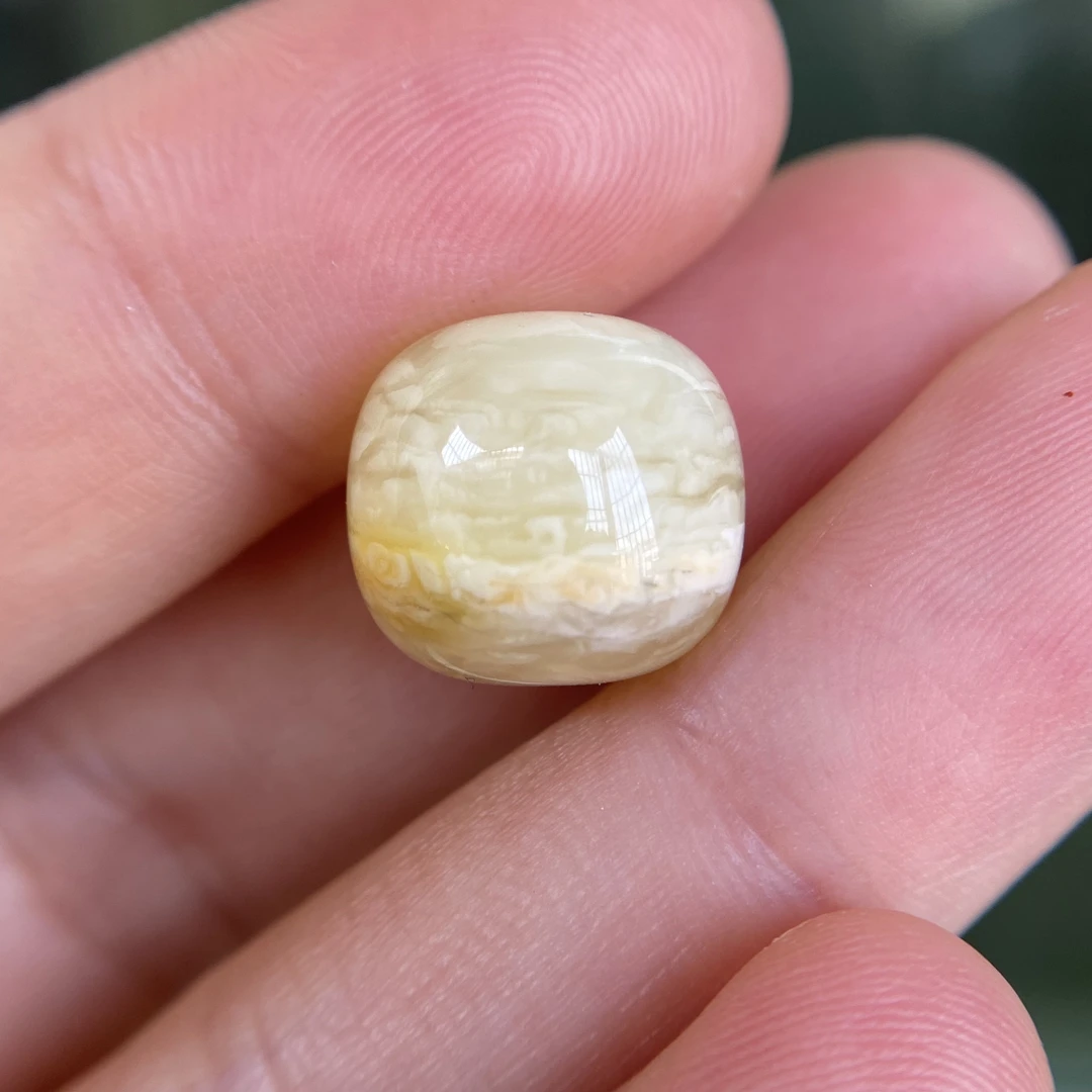 蜜蜡千层虎皮老型配饰13.5×12.5mm，微带小沁色纹