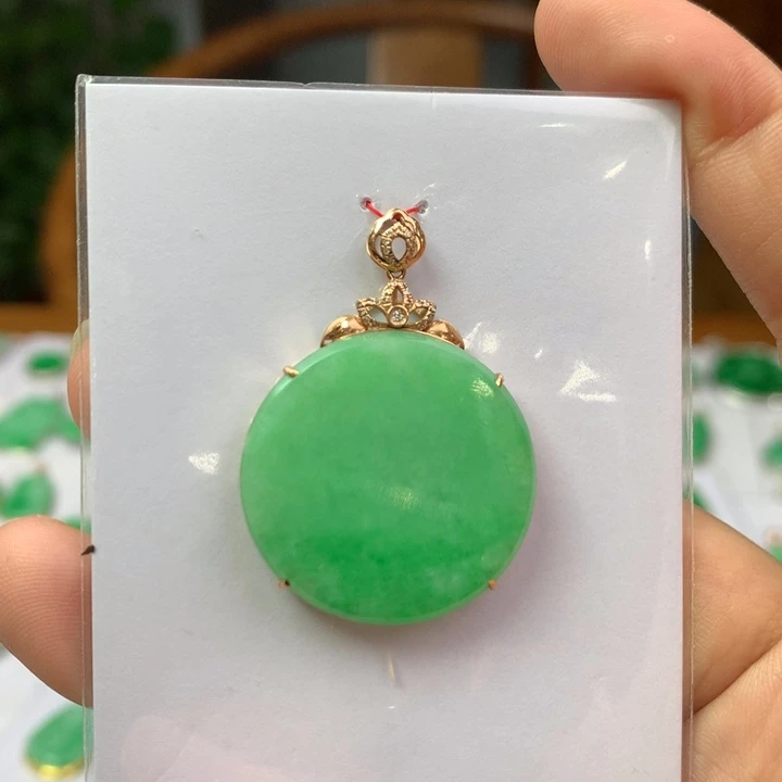 翡翠18K金镶嵌颈饰翡翠吊坠