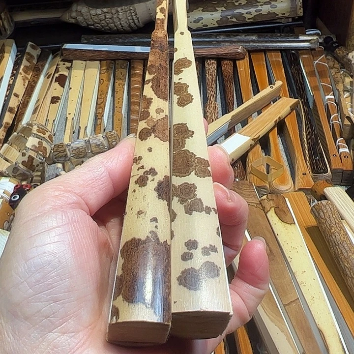 哦***嚯扇子两把红香妃合拍