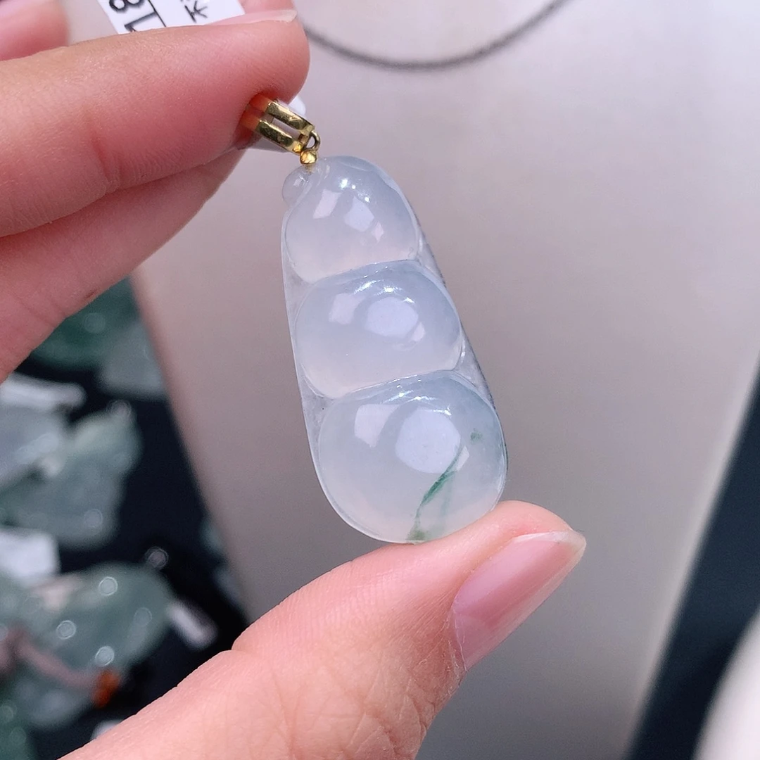 颈饰18K金镶嵌翡翠白底飘花大福豆