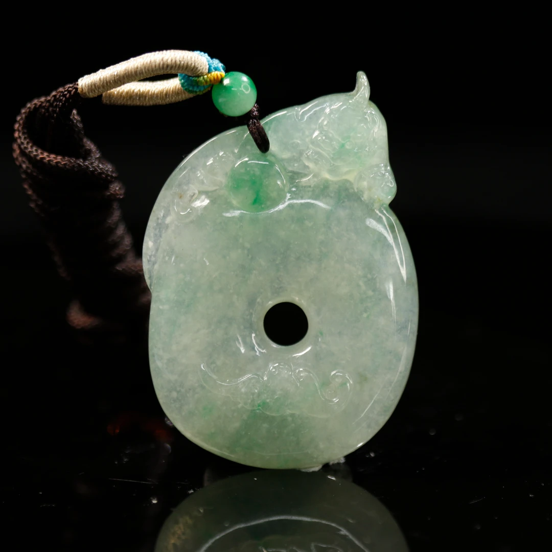 29天然缅甸翡翠A货飘绿扣子/400020/上海嘉禾拍卖