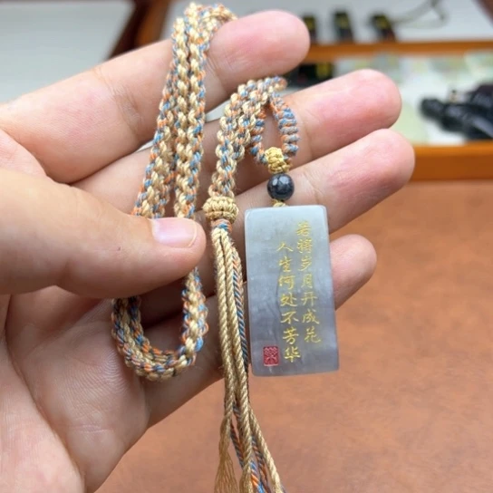颈饰未镶嵌和田玉（糖玉）