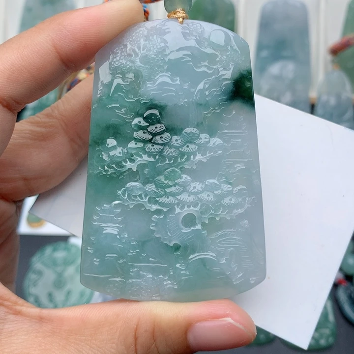 翡翠未镶嵌颈饰山水