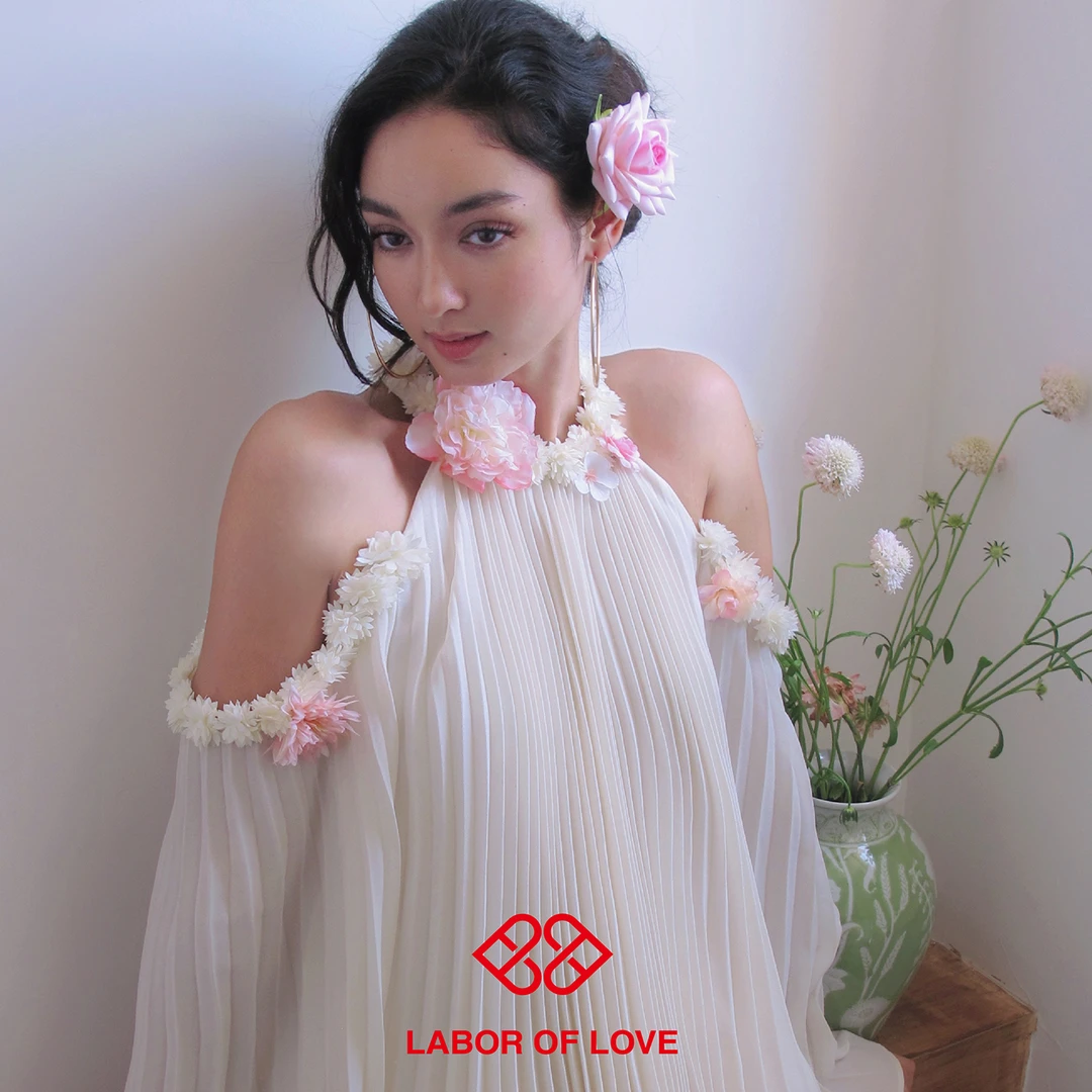 Labor of Love 花想容 原创设计甜美仙女立体花米白露肩压褶衬衫