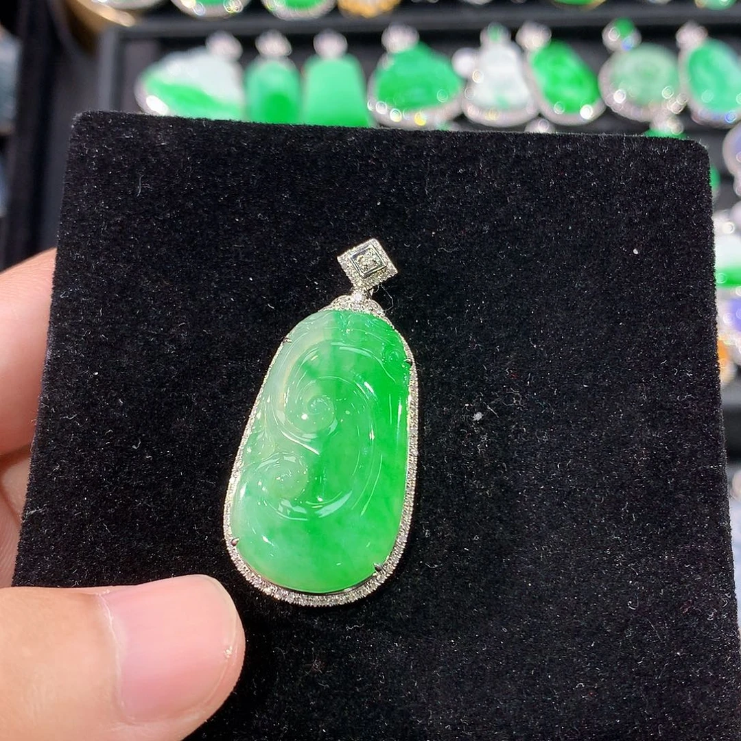 翡翠18K金镶嵌颈饰