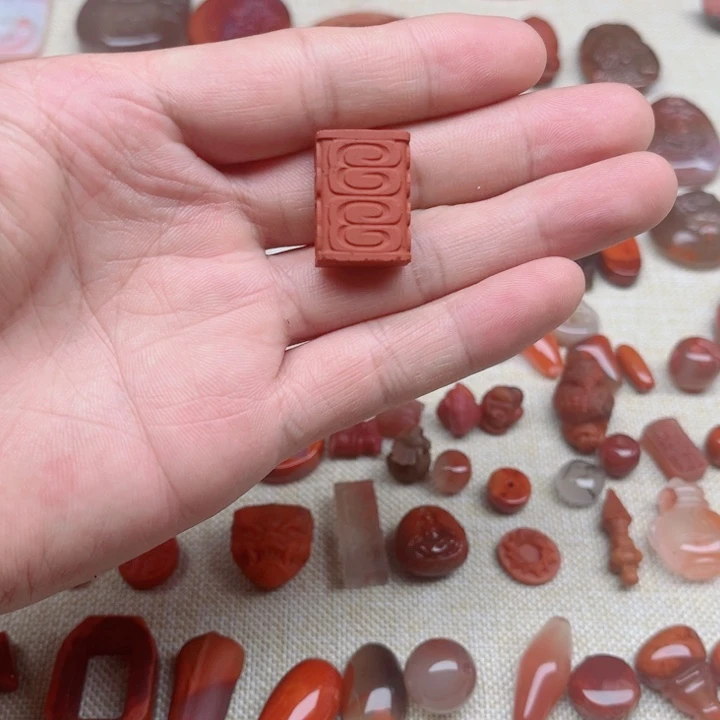 未镶嵌方形玉琮桶珠南红玛瑙