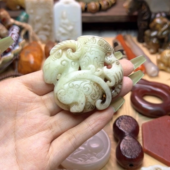 蛇纹石玉未镶嵌颈饰