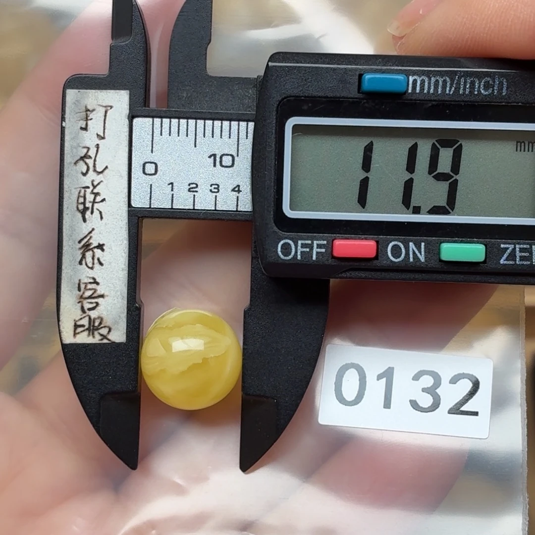 深***。琥珀未镶嵌裸石蜜蜡