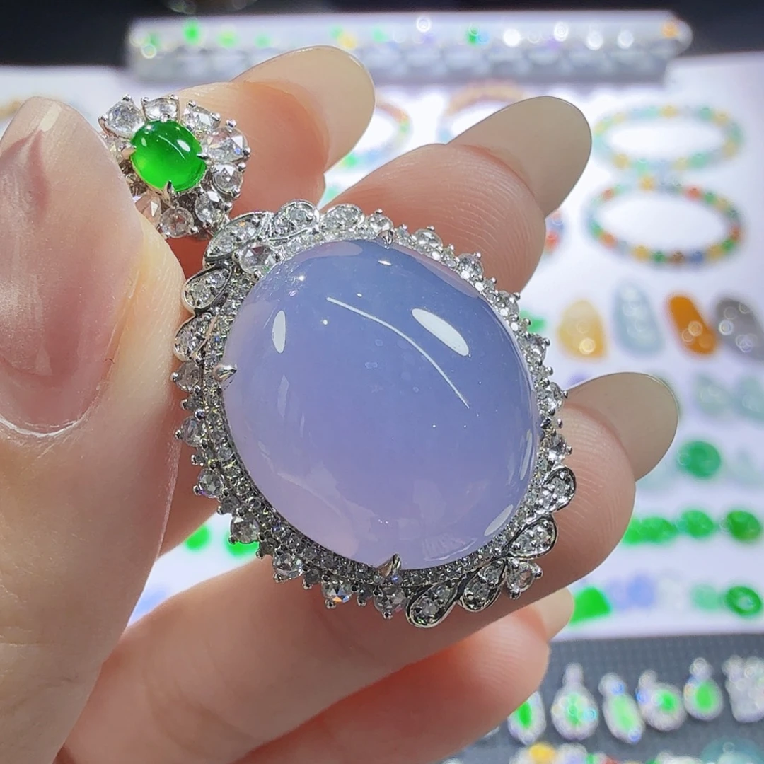 翡翠18K金镶嵌颈饰鸽子蛋