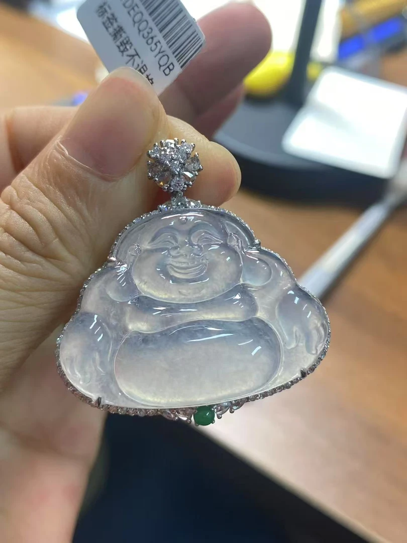镶嵌天然冰种翡翠佛公时尚精美