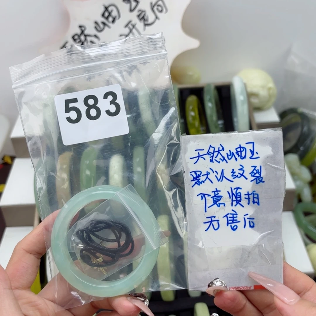 蛇纹石玉未镶嵌手镯佛**妞