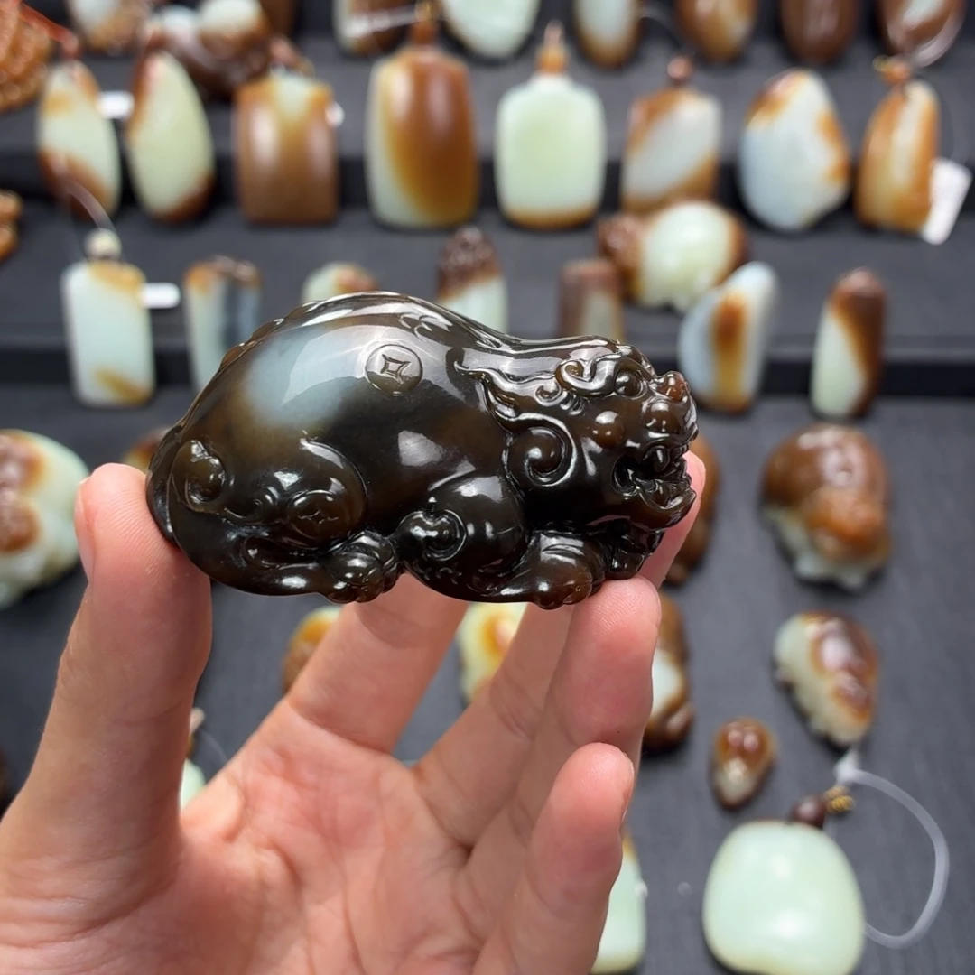 城***子和田玉未镶嵌颈饰